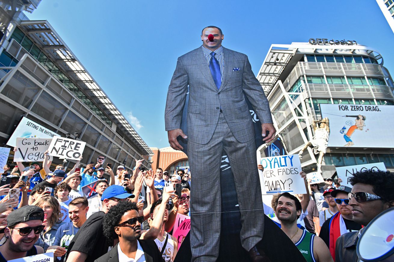 NBA: FEB 08 Dallas Mavericks Fans Protest