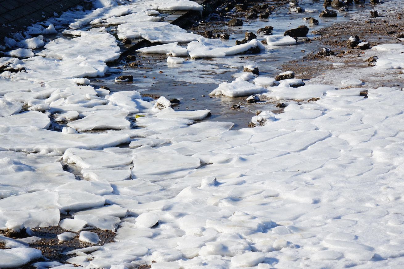 Frozen Coastal Line Looks Like ‘Ice Age’ Scene In Qingdao