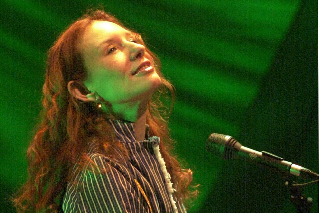 GENERAL INFORMATION: October 21, 2001. Minneapolis, MN. Tori Amos.%%IN THIS PHOTO: Tori Amos during sound check before her concert.